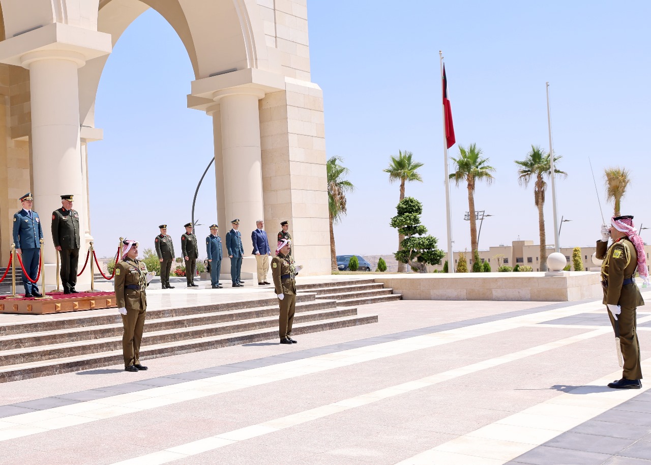 رئيس هيئة الأركان يستقبل قائد الجيش اللبناني