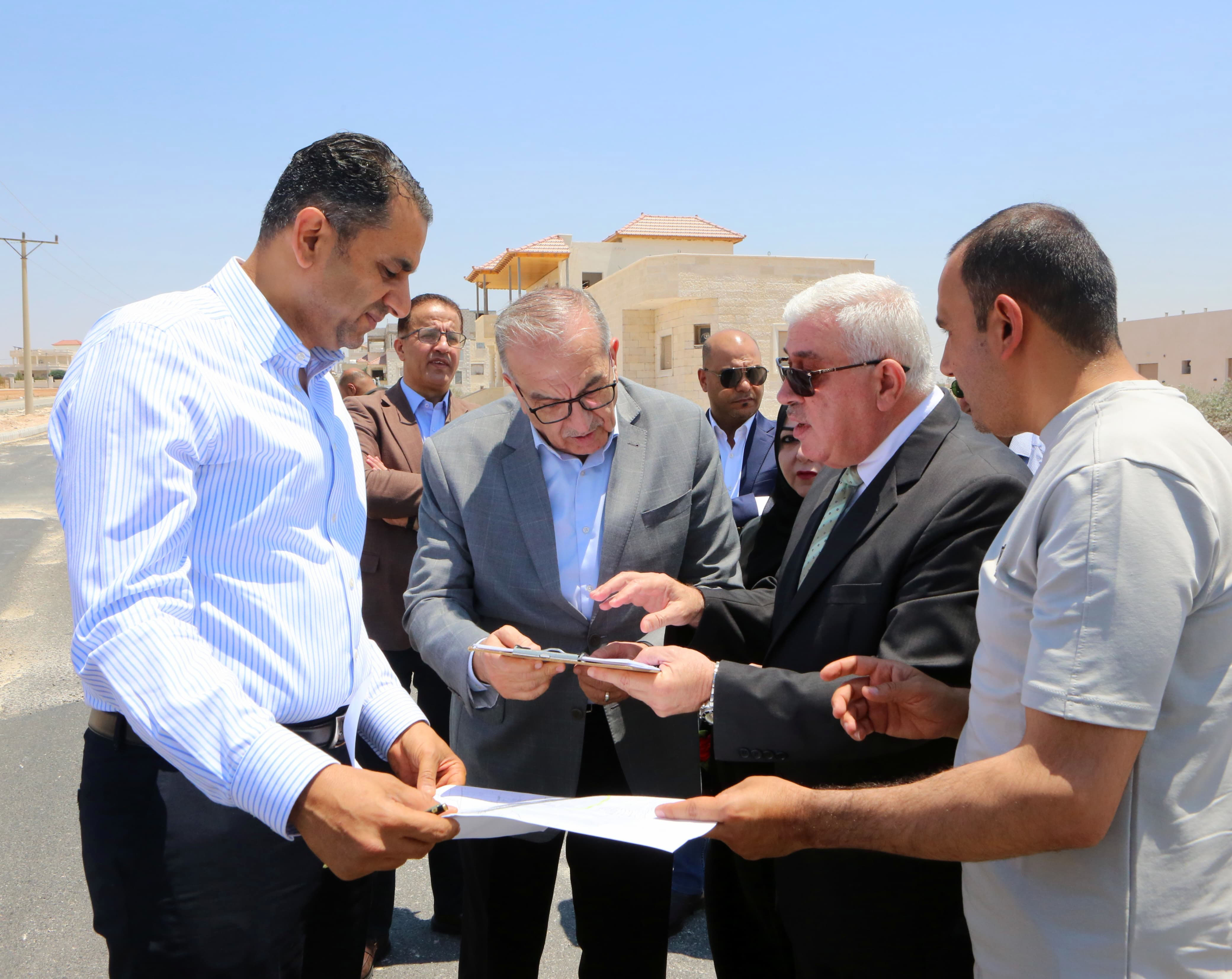 وزير الأشغال يتفقد مشاريع الطرق في اربد وعجلون