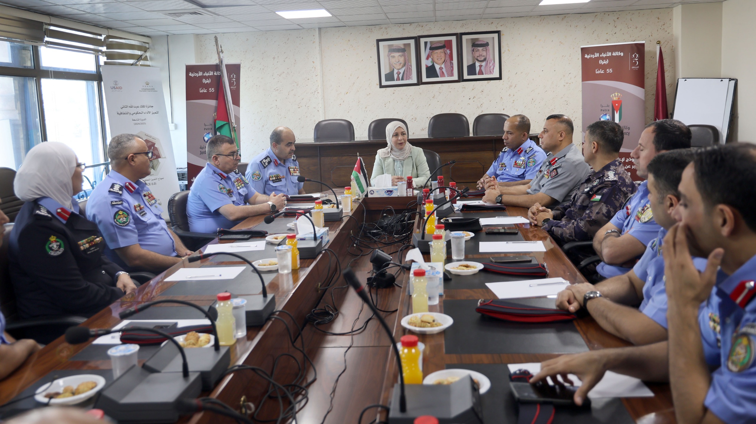 ضباط من الأمن العام يطلعون على تجربة (بترا) الصحفية