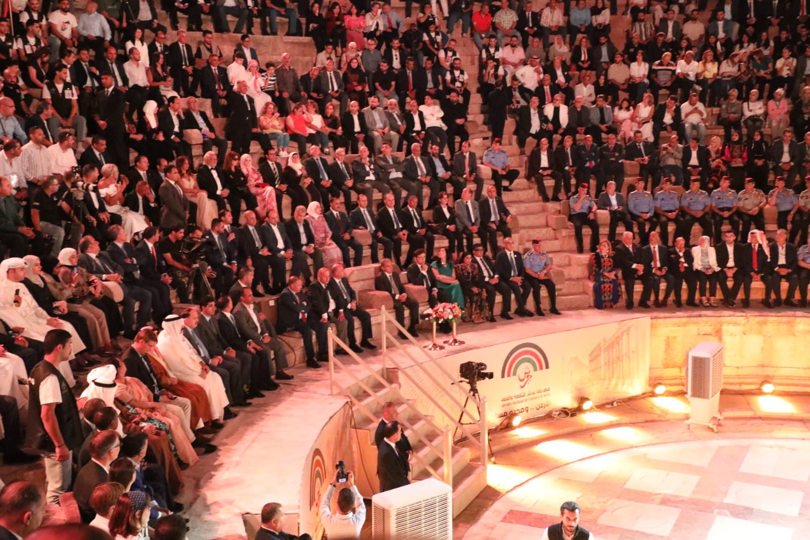 مندوبا عن الملك.. رئيس الوزراء يوقد شعلة مهرجان جرش للثقافة والفنون الــ 39