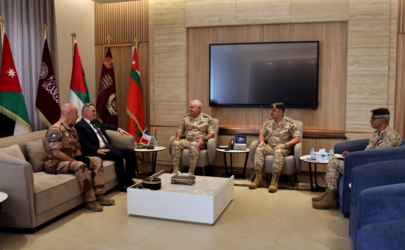 رئيس هيئة الأركان يستقبل السفير الفرنسي في عمان