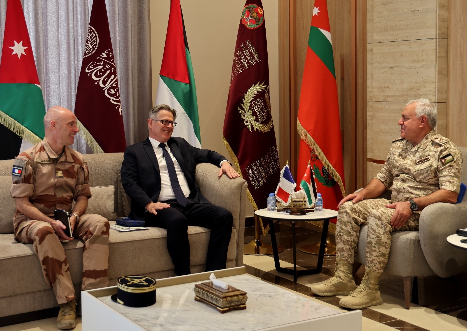 رئيس هيئة الأركان يستقبل السفير الفرنسي في عمان