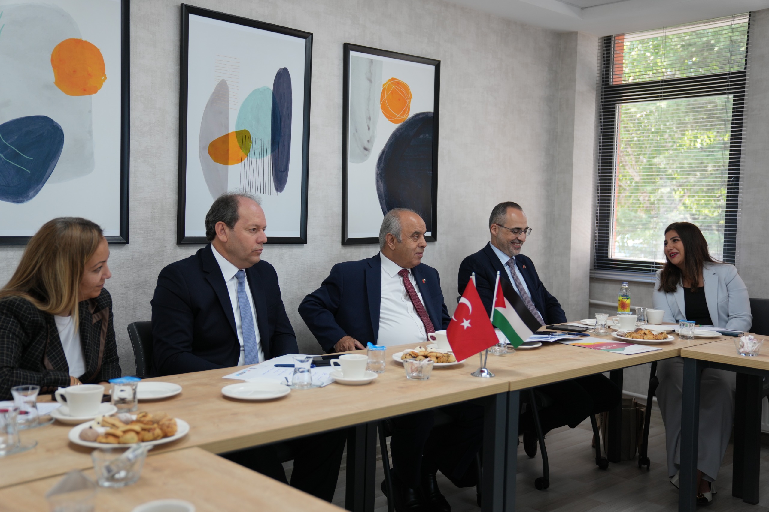 وزير التعليم العالي يزور مركز الابتكار في التكنولوجيا التعليمية بأنقرة