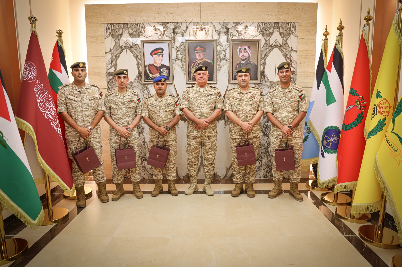 مندوباً عن الملك..رئيس هيئة الأركان يُكرّم عدداً من الضباط بهدايا ملكية