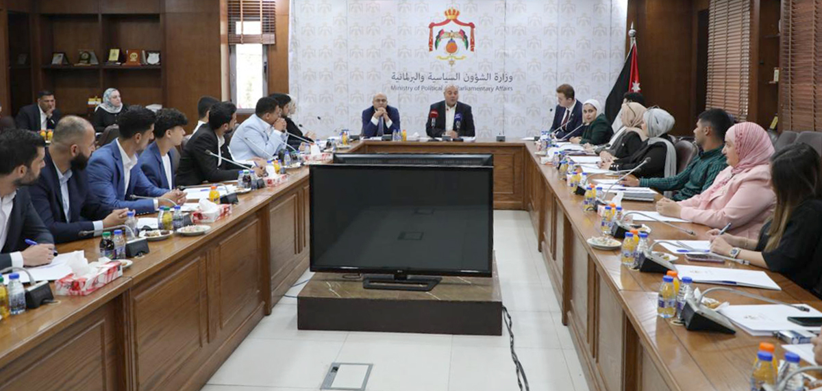 وزير الشؤون السياسية يلتقي القائمين على مبادرة مجلس الشباب الأردني