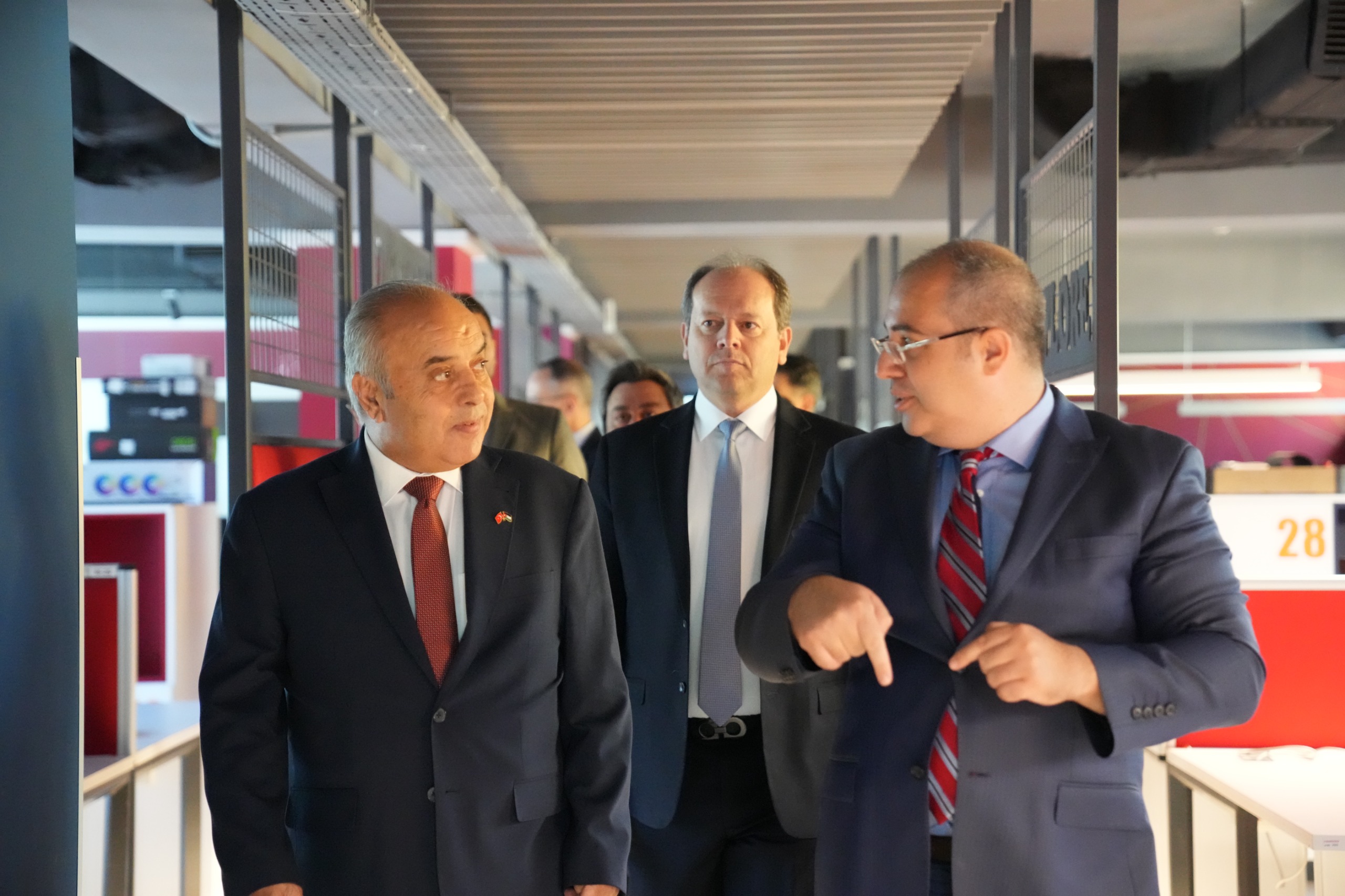 وزير التعليم العالي يزور مركز الابتكار في التكنولوجيا التعليمية بأنقرة