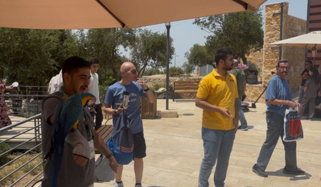 مشروع شبابي يوثق لحظات الزوار برفقة الحيوانات الأليفة في تلفريك عجلون