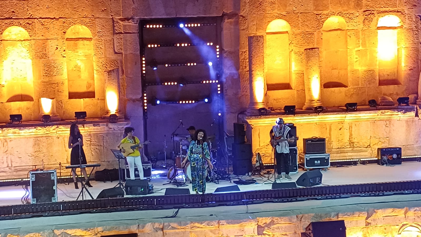 جرش 39 يواصل فعالياته الفنية وتنوع بالعروض المحلية والدولية في المدينة الأثرية