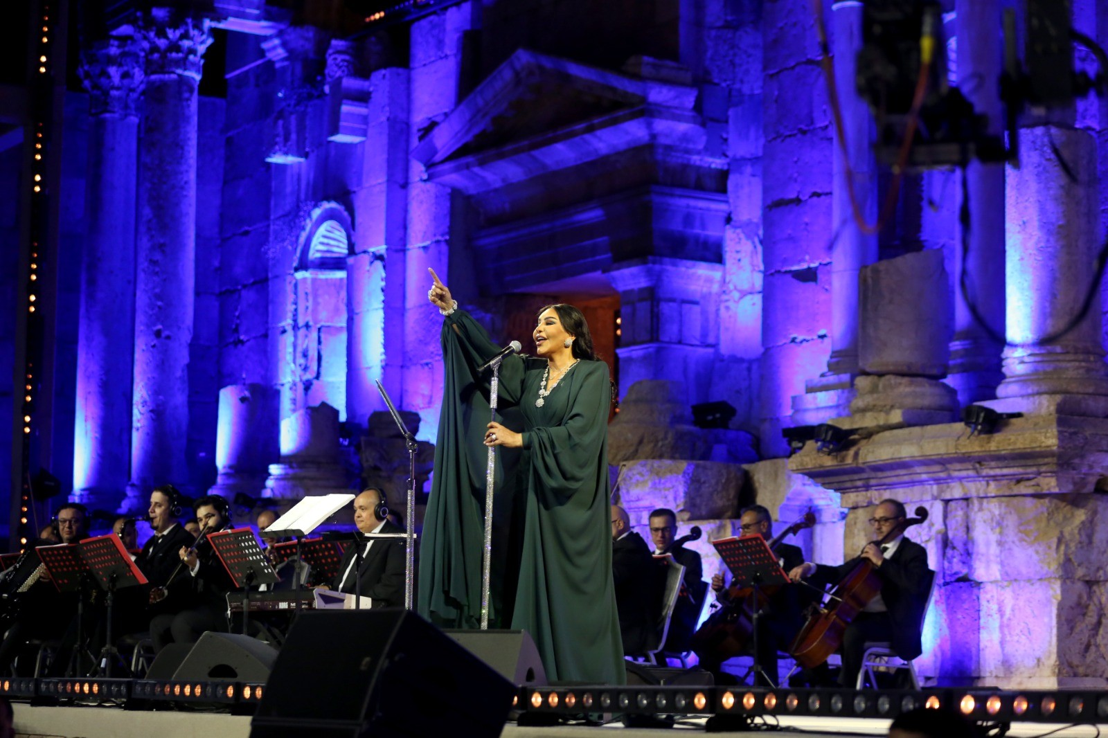 جرش 39 يواصل فعالياته الفنية وتنوع بالعروض المحلية والدولية في المدينة الأثرية