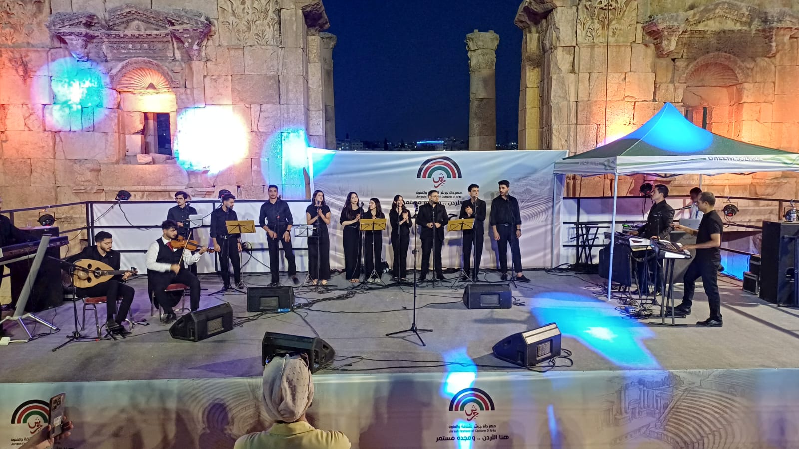 جرش 39 يواصل فعالياته الفنية وتنوع بالعروض المحلية والدولية في المدينة الأثرية