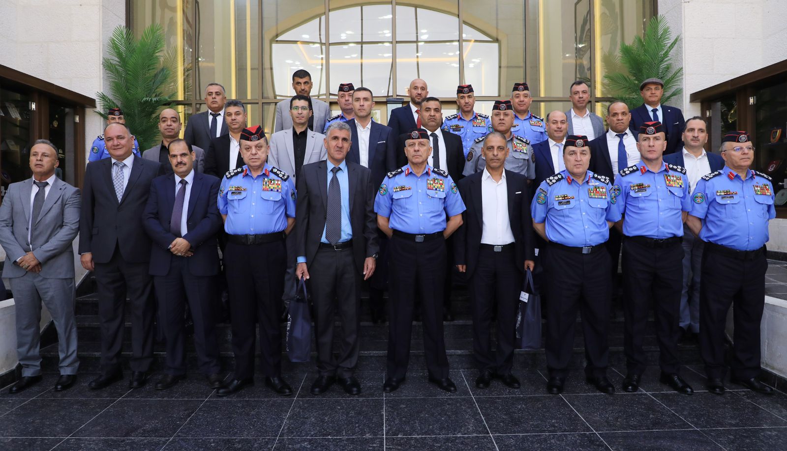 مدير الأمن العام يكرم كبار الضباط المتقاعدين تقديراً لعطائهم المميز