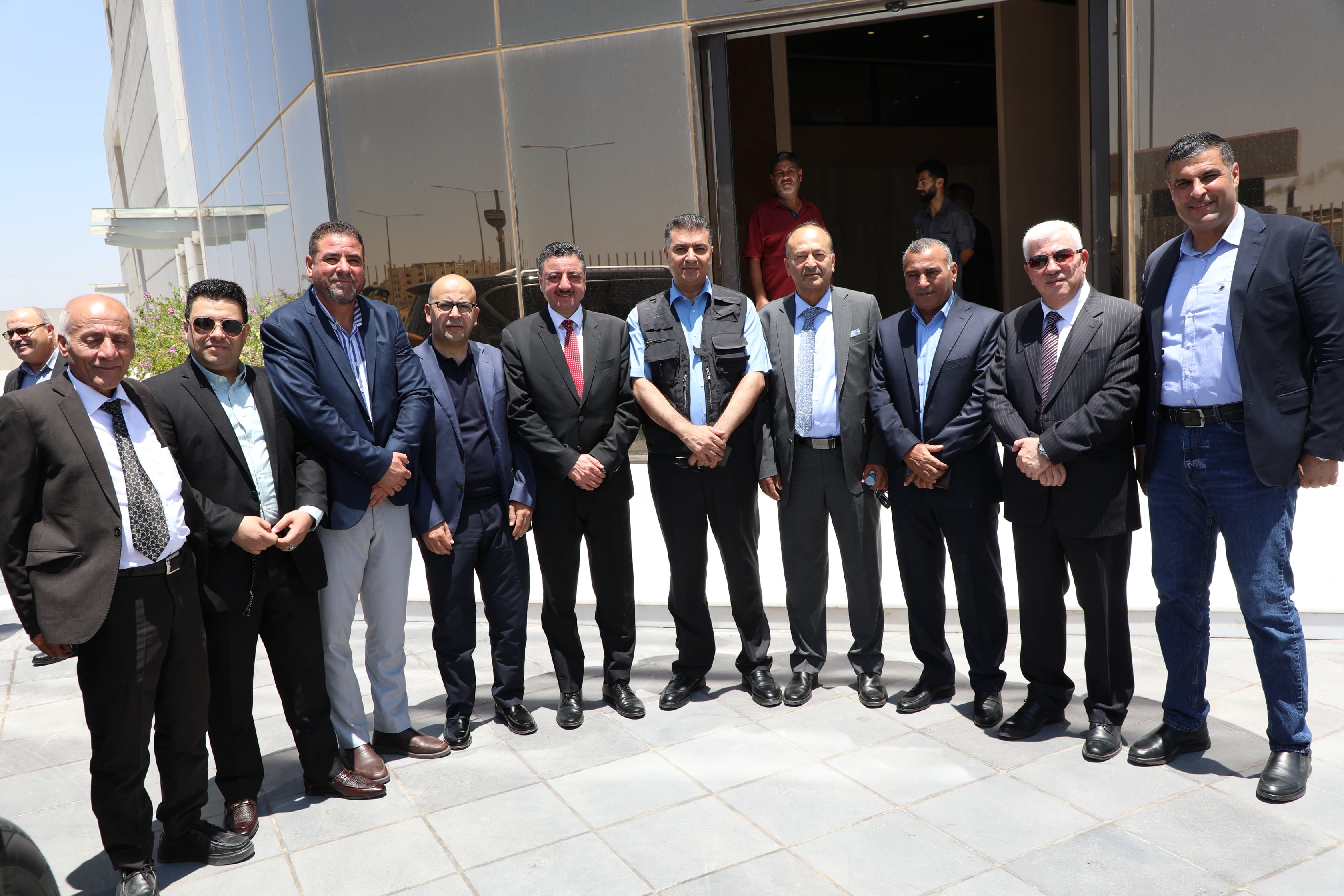  وزير الزراعة يتفقد مصنعا بيطريا قيد الإنشاء في مدينة الحسن الصناعية