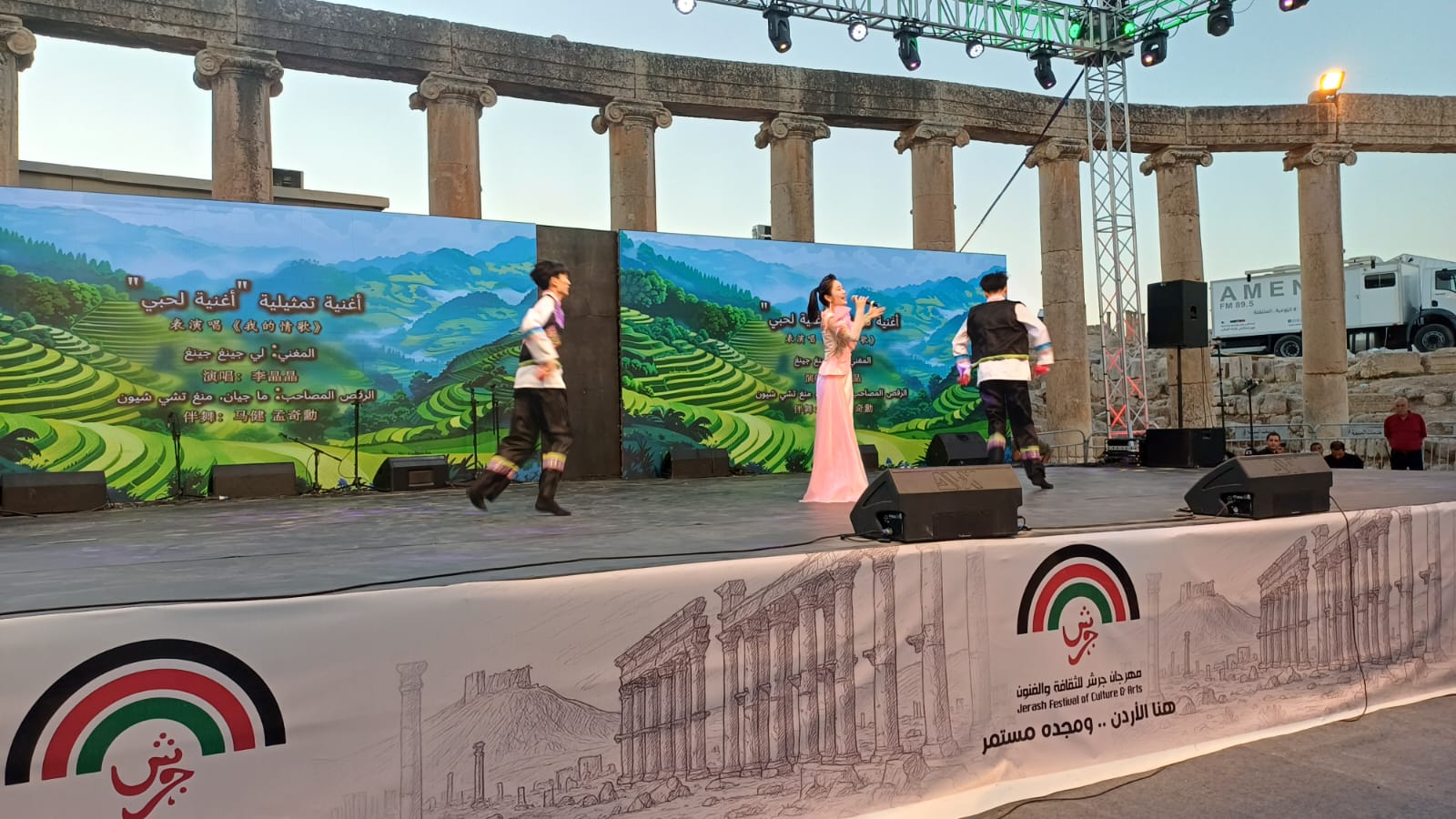 جرش 39 يواصل فعالياته الفنية وتنوع بالعروض المحلية والدولية في المدينة الأثرية