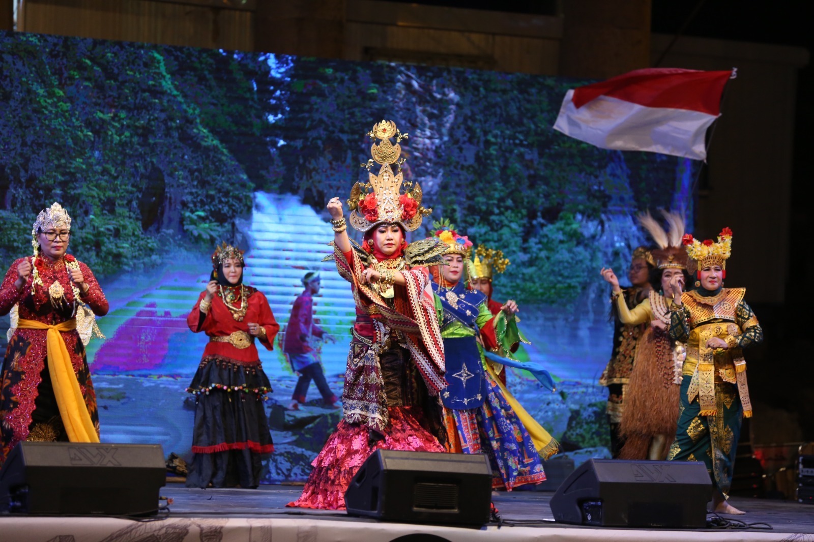 مهرجان جرش.. عروض فنية تراثية مميزة في الساحة الرئيسة