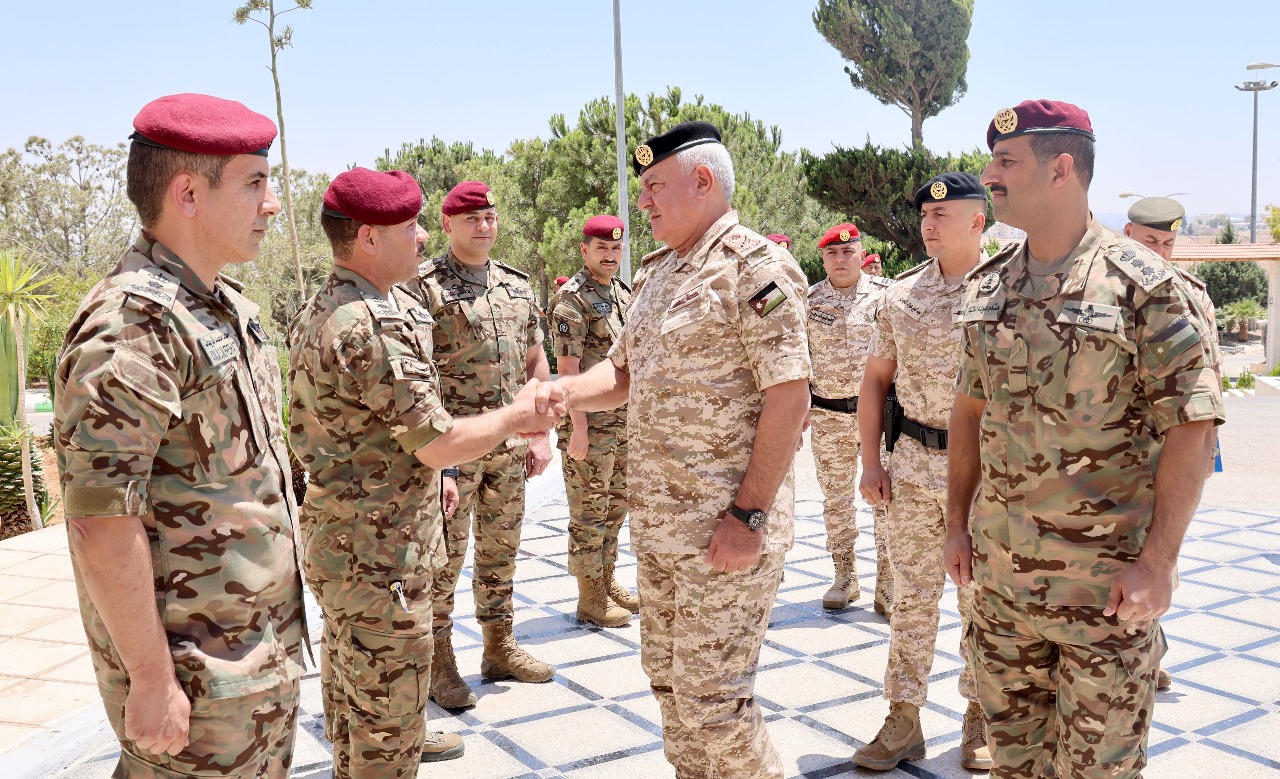 رئيس هيئة الأركان يزور قيادة قوات الملك عبدالله الثاني الخاصة الملكية