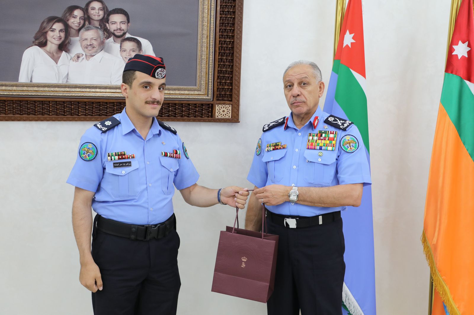 مدير الأمن العام يسلم الملازم الحباشنة هدية ملكية
