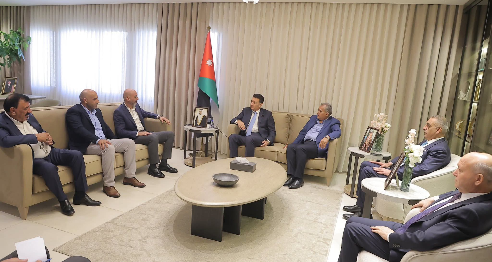 رئيس النواب يلتقي رئيس هيئة وأعضاء إدارة النادي الفيصلي