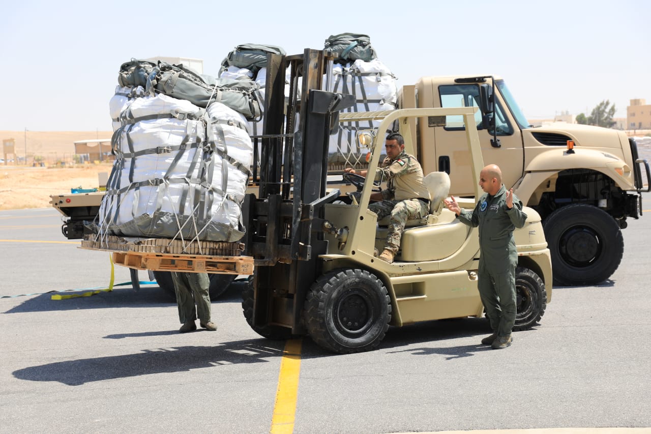 القوات المسلحة تواصل تنفيذ الإنزالات الجوية على قطاع غزة بمشاركة الأمارات