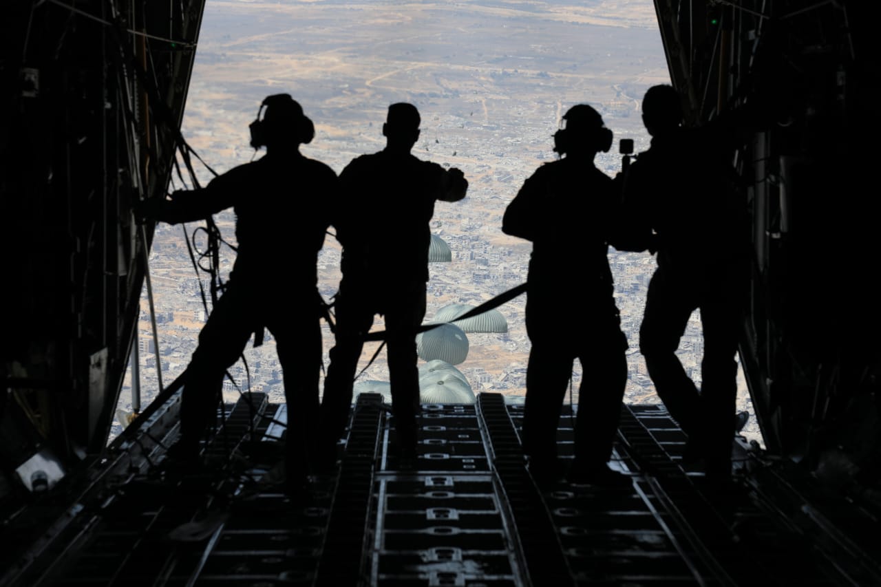 القوات المسلحة تواصل تنفيذ الإنزالات الجوية على قطاع غزة بمشاركة الأمارات