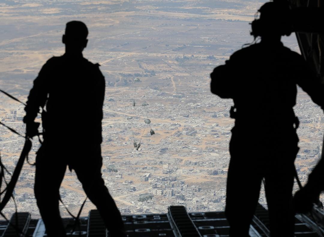 القوات المسلحة تواصل تنفيذ الإنزالات الجوية على قطاع غزة بمشاركة الأمارات