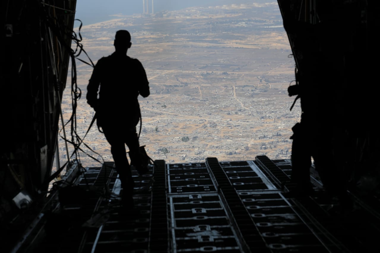 القوات المسلحة تواصل تنفيذ الإنزالات الجوية على قطاع غزة بمشاركة الأمارات