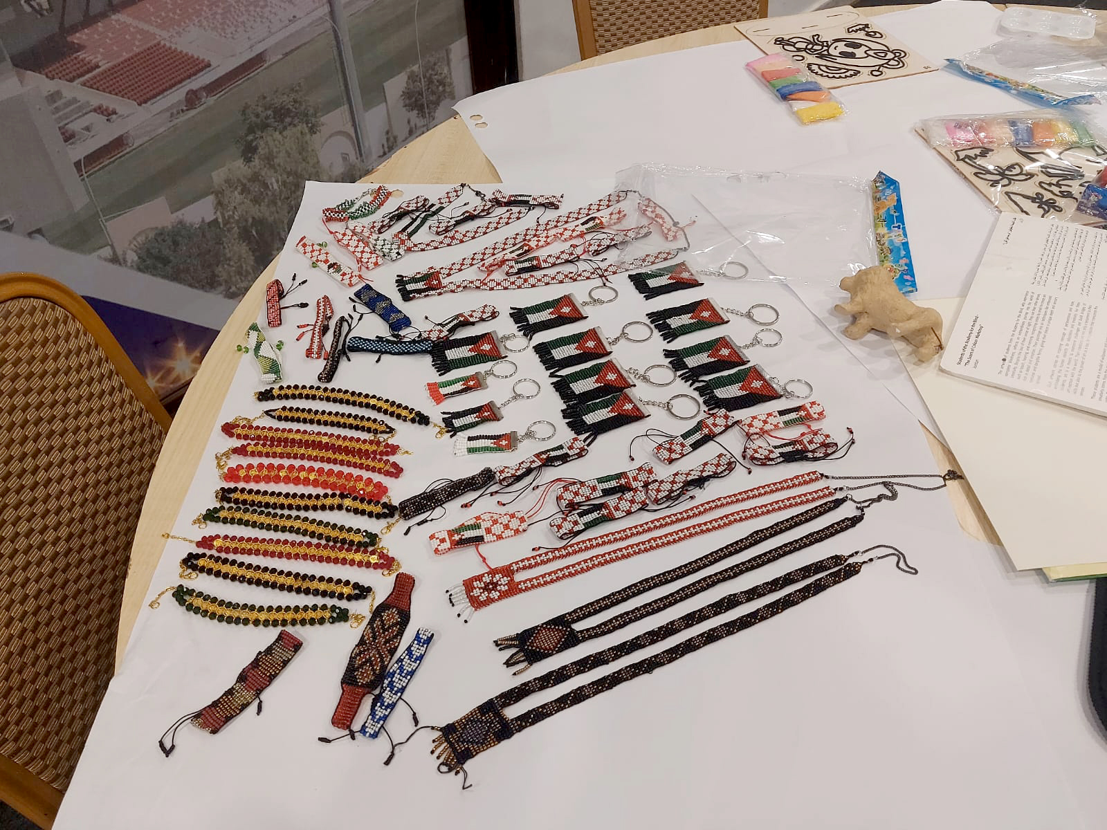 معرض عبق اللون يُبرز إبداعات المكفوفين في الفن التشكيلي