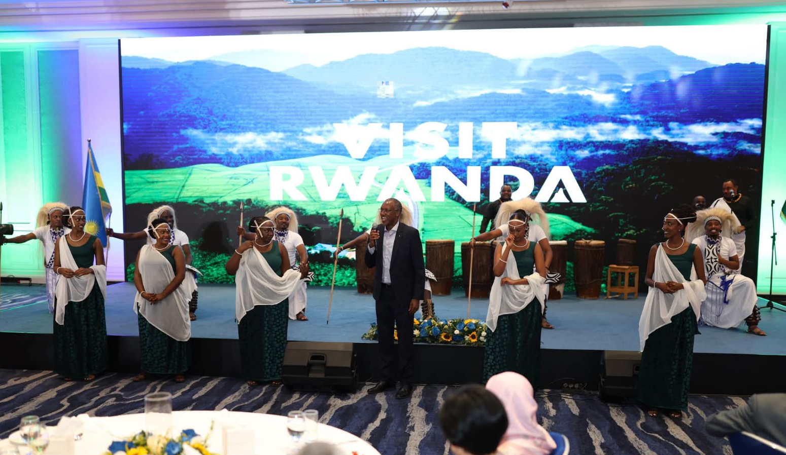 فرقة أوروكيريريزا الرواندية تقدم عرضا فنيا في عمان