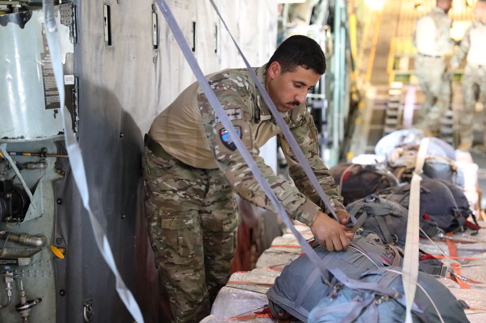 القوات المسلحة تنفذ إنزالين جويين لإيصال المساعدات الإنسانية إلى قطاع غزة بمشاركة الإمارات