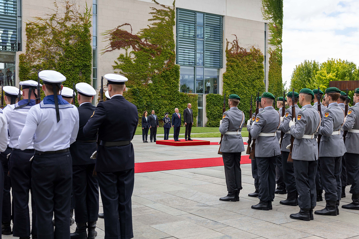 الملك يدعو من برلين لاتخاذ موقف دولي فوري وموحد لوقف الانتشار المقلق للمجاعة والمعاناة بين المدنيين بغزة
