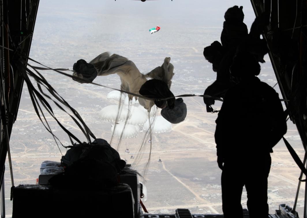 القوات المسلحة تنفذ إنزالين جويين لإيصال المساعدات الإنسانية إلى قطاع غزة بمشاركة الإمارات