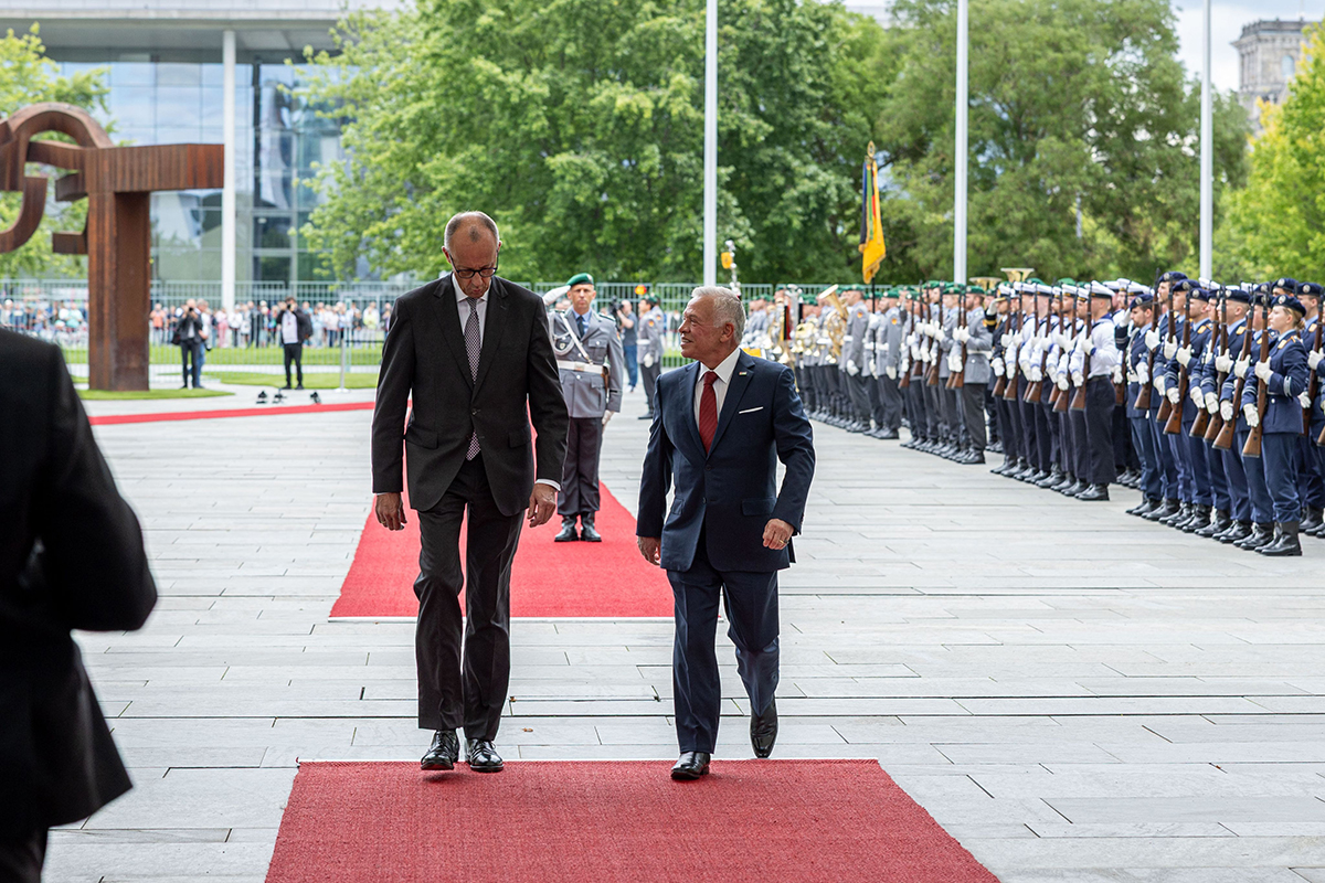 الملك يدعو من برلين لاتخاذ موقف دولي فوري وموحد لوقف الانتشار المقلق للمجاعة والمعاناة بين المدنيين بغزة