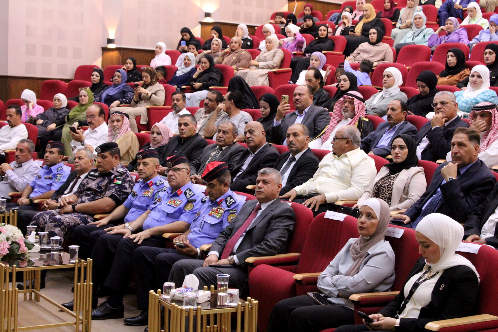 تخريج المشاركين بدورات الشرطة المجتمعية في الزرقاء