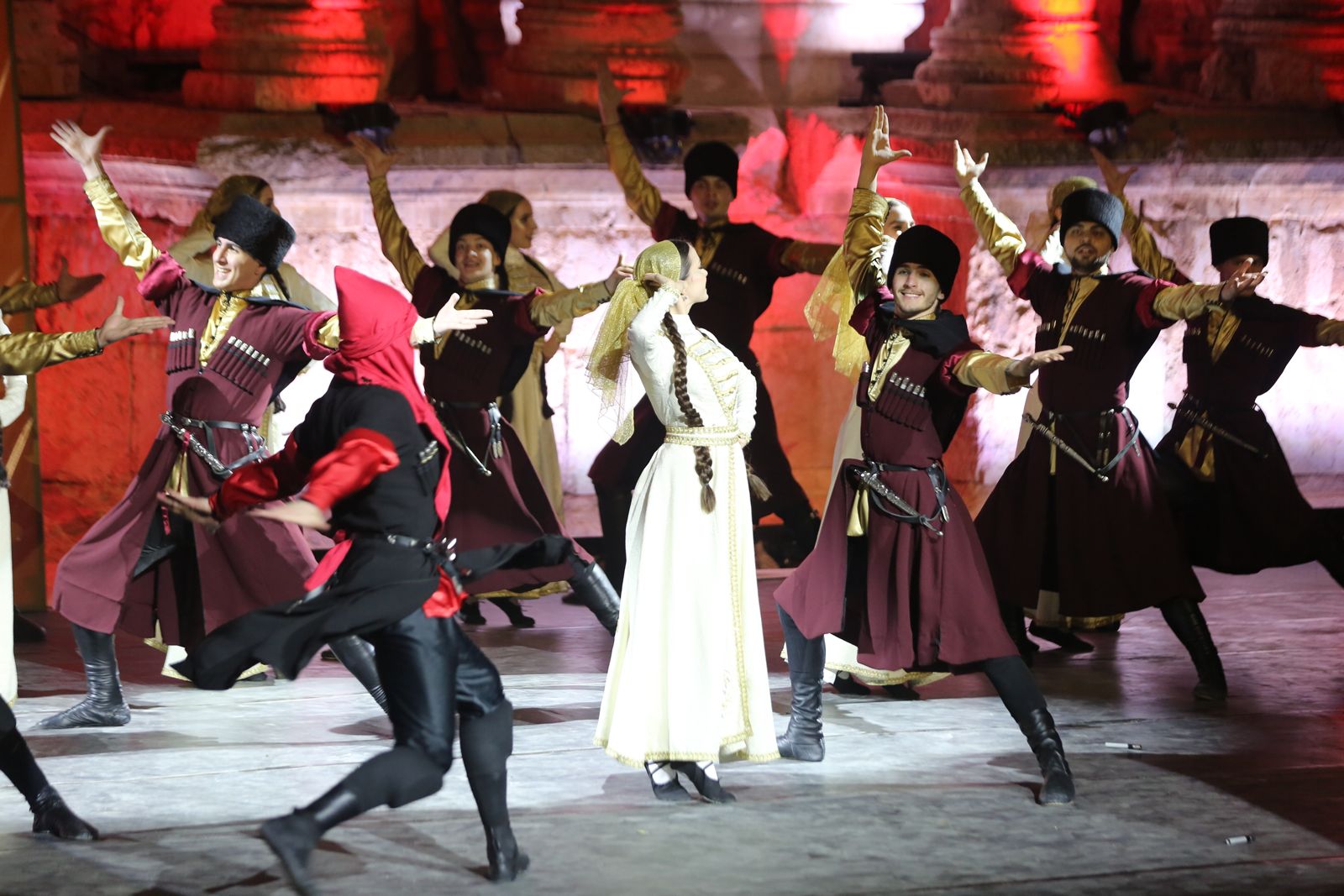 جرش 39: فرقة نادي الجيل للفلكلور الشركسي تقدم استعراضا فنيا