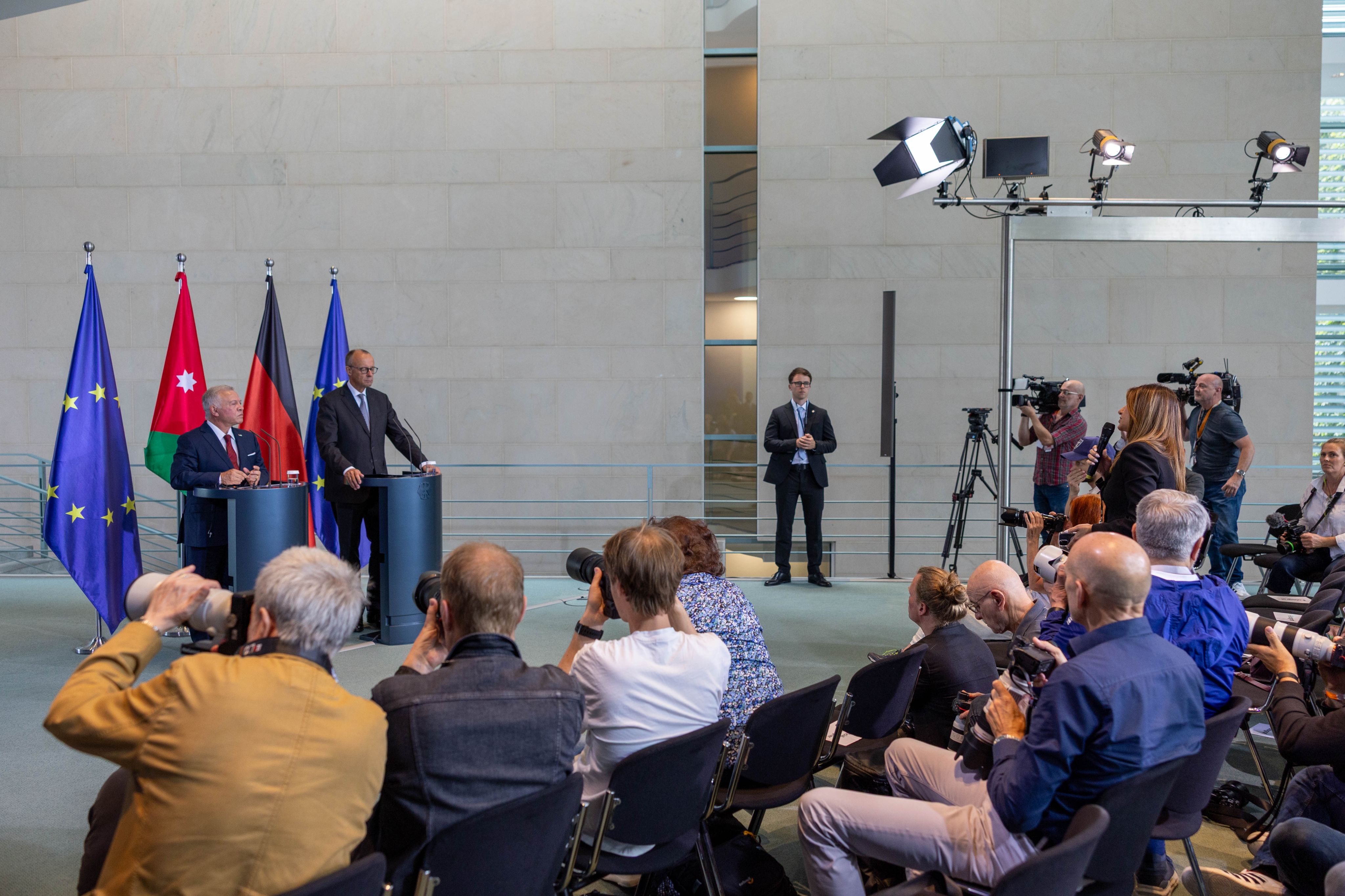 الملك يدعو من برلين لاتخاذ موقف دولي فوري وموحد لوقف الانتشار المقلق للمجاعة والمعاناة بين المدنيين بغزة