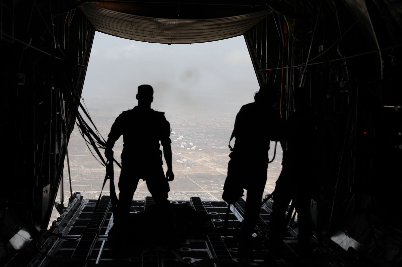 القوات المسلحة تنفذ إنزالين جويين لإيصال المساعدات الإنسانية إلى قطاع غزة بمشاركة الإمارات