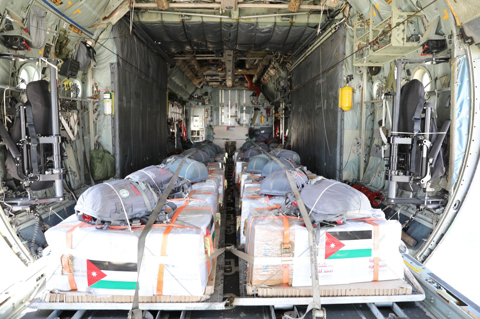 القوات المسلحة تنفذ إنزالين جويين لإيصال المساعدات الإنسانية إلى قطاع غزة بمشاركة الإمارات