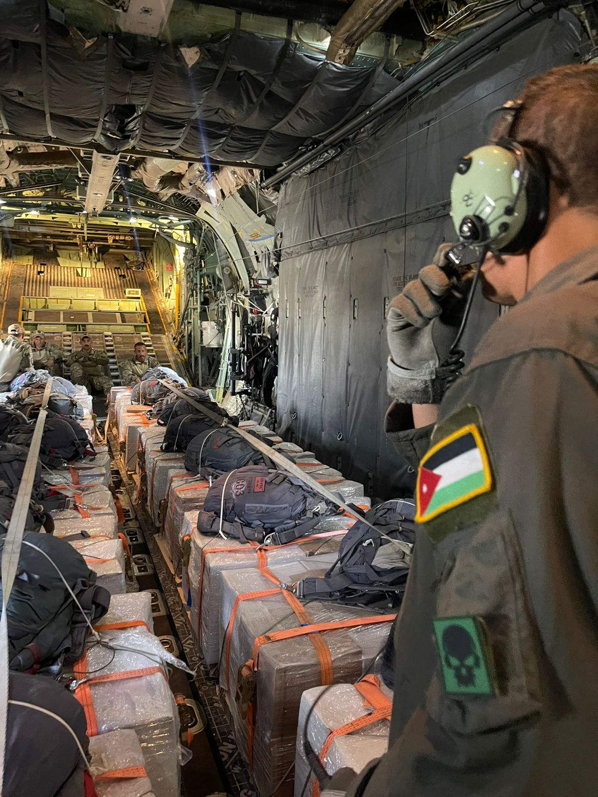 القوات المسلحة تنفذ إنزالين جويين لإيصال المساعدات الإنسانية إلى قطاع غزة بمشاركة الإمارات