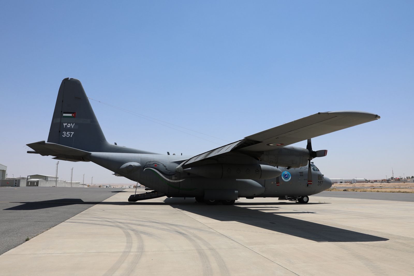 القوات المسلحة تنفذ إنزالين جويين لإيصال المساعدات الإنسانية إلى قطاع غزة بمشاركة الإمارات