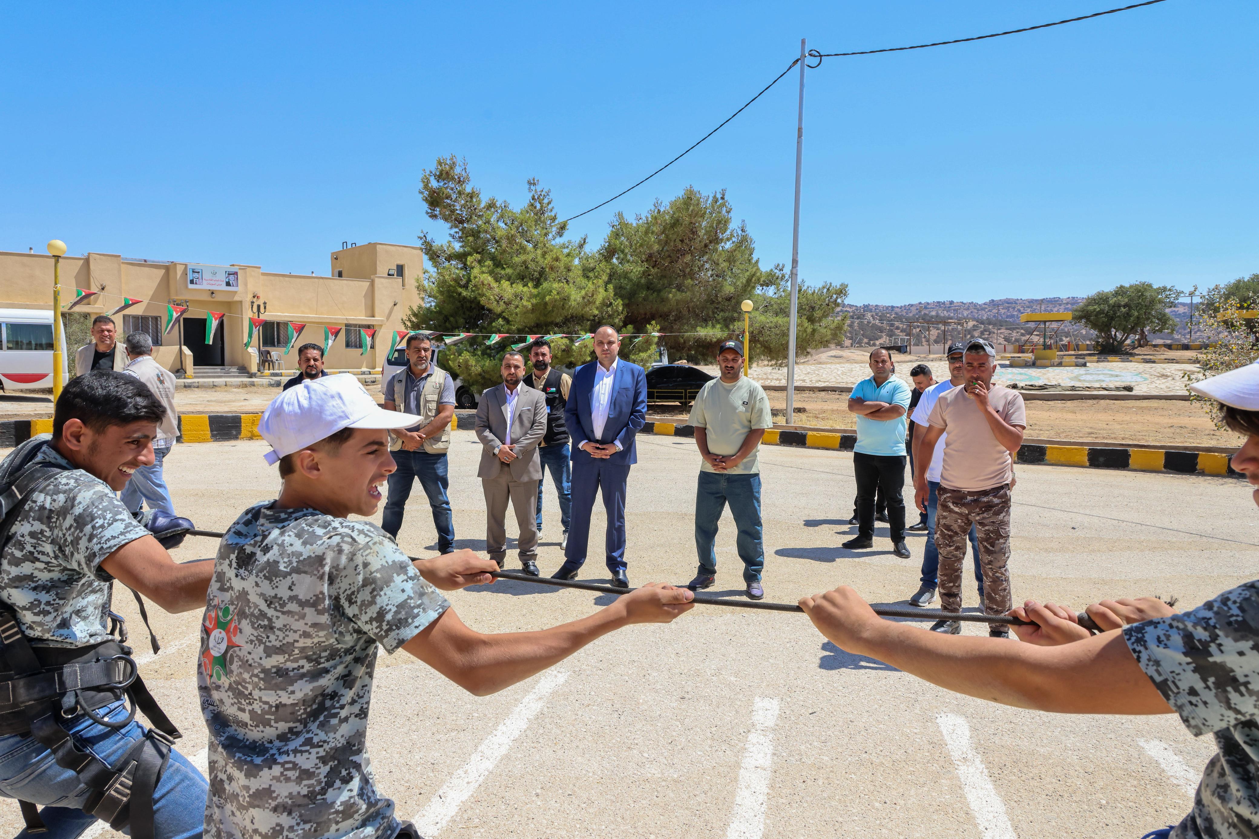 وزير الشباب يتفقد معسكرات الحسين للعمل والبناء في الطفيلة