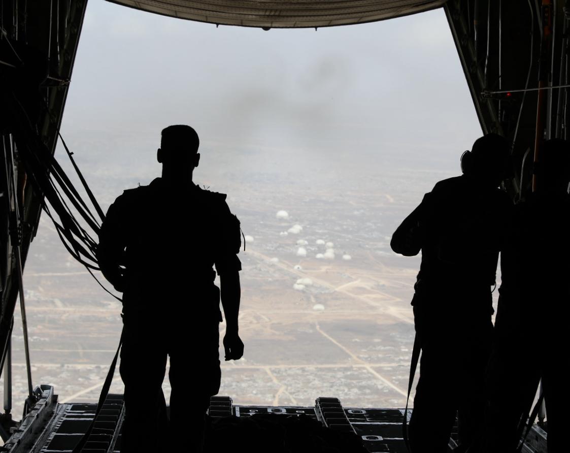 القوات المسلحة تنفذ إنزالين جويين لإيصال المساعدات الإنسانية إلى قطاع غزة بمشاركة الإمارات