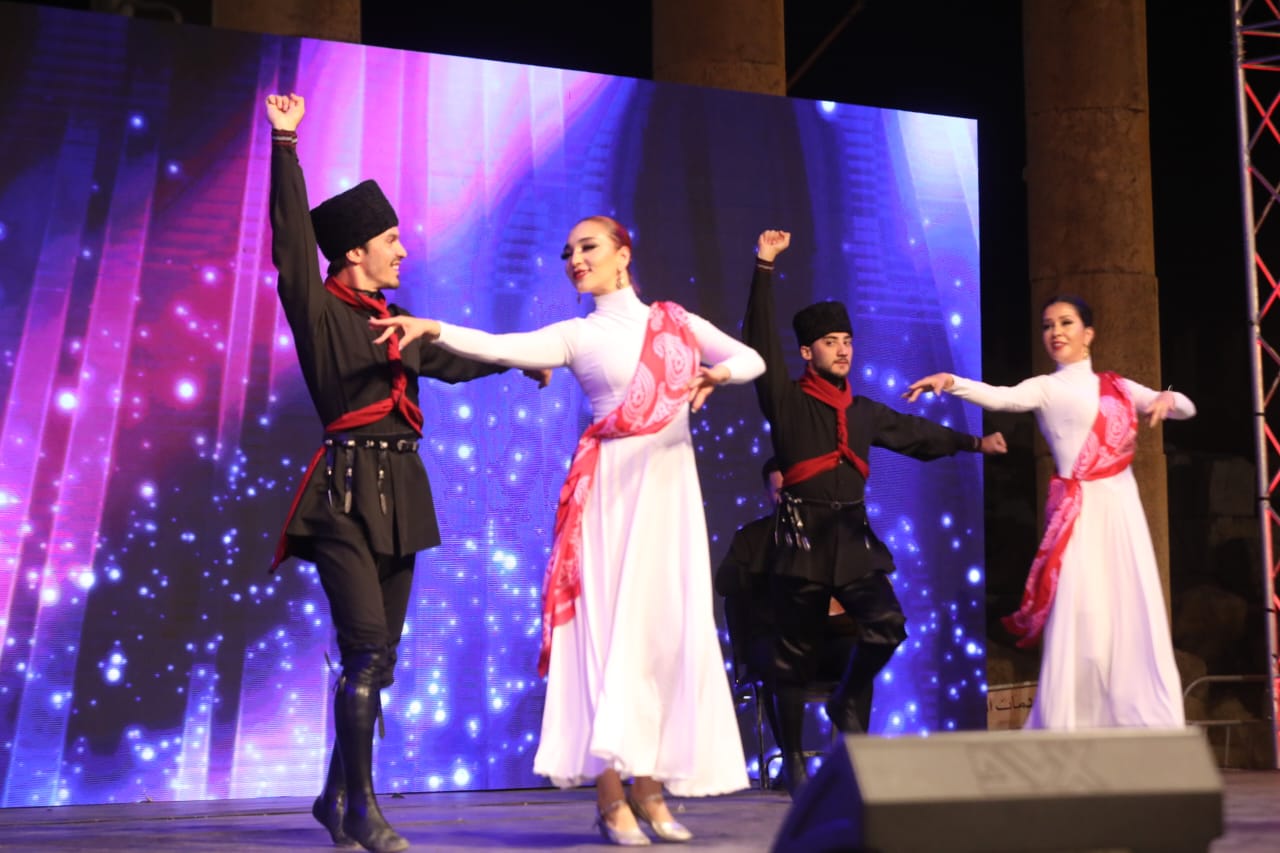 الساحة الرئيسة في مهرجان جرش تشهد فنون تراث الشعوب