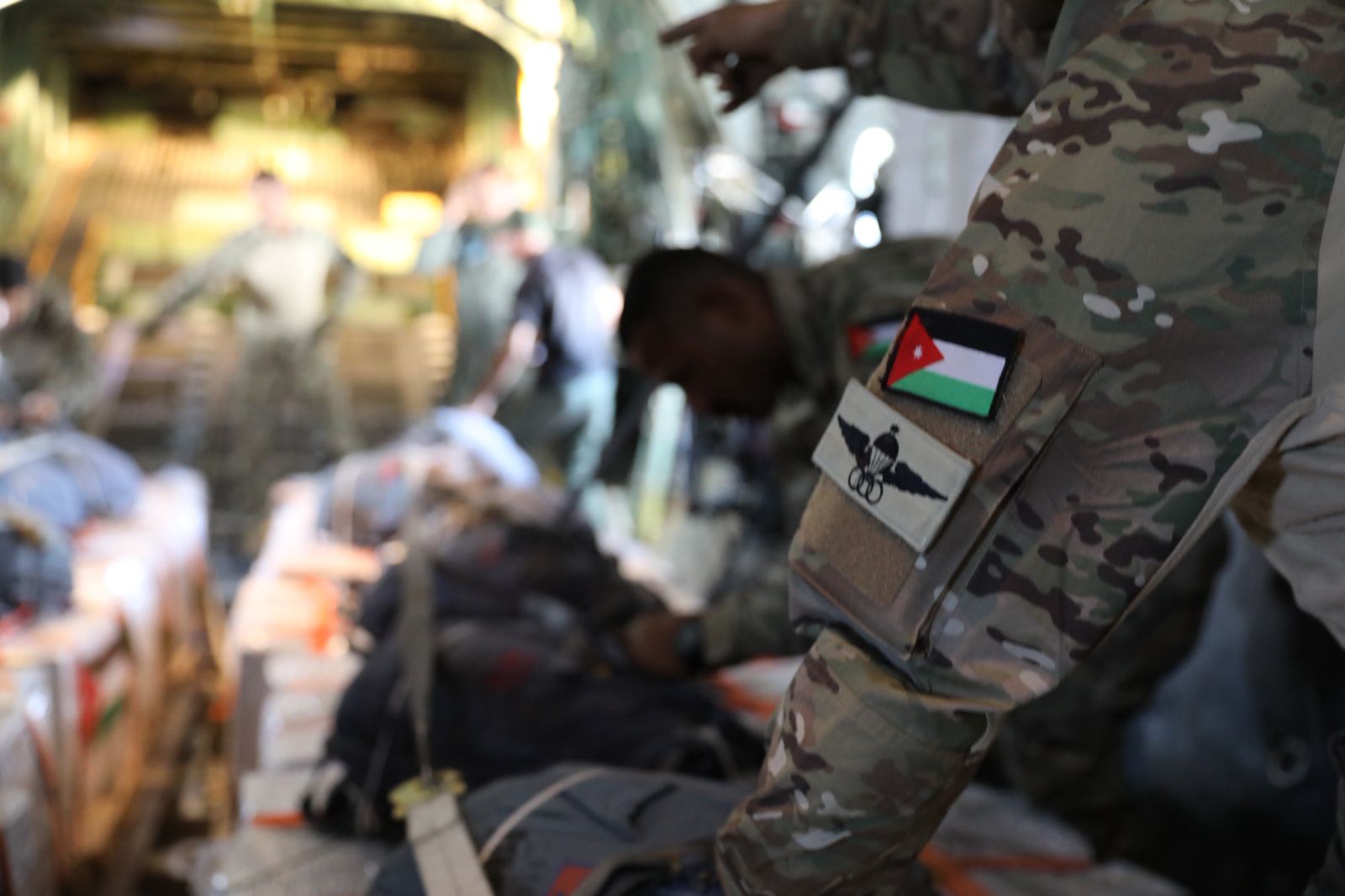 القوات المسلحة تنفذ إنزالين جويين لإيصال المساعدات الإنسانية إلى قطاع غزة بمشاركة الإمارات