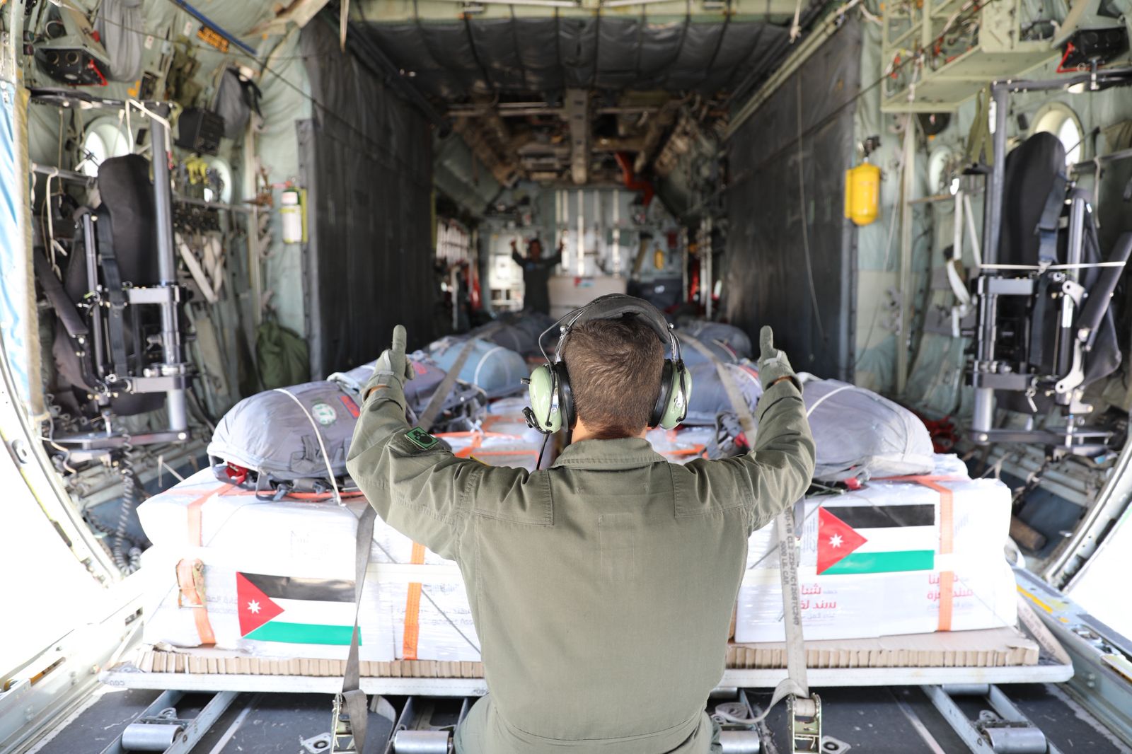 القوات المسلحة تنفذ إنزالين جويين لإيصال المساعدات الإنسانية إلى قطاع غزة بمشاركة الإمارات