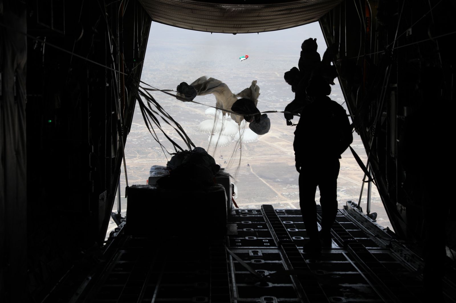 القوات المسلحة تنفذ إنزالين جويين لإيصال المساعدات الإنسانية إلى قطاع غزة بمشاركة الإمارات