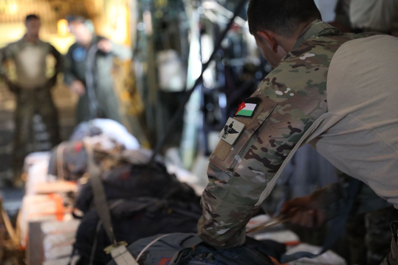 القوات المسلحة تنفذ إنزالين جويين لإيصال المساعدات الإنسانية إلى قطاع غزة بمشاركة الإمارات