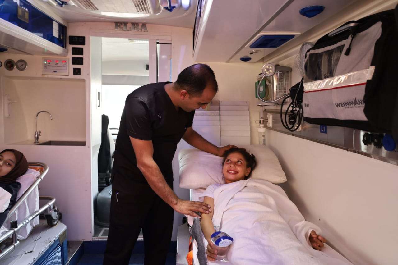 القوات المسلحة: إجلاء دفعة جديدة من أطفال غزة المرضى للعلاج في الأردن