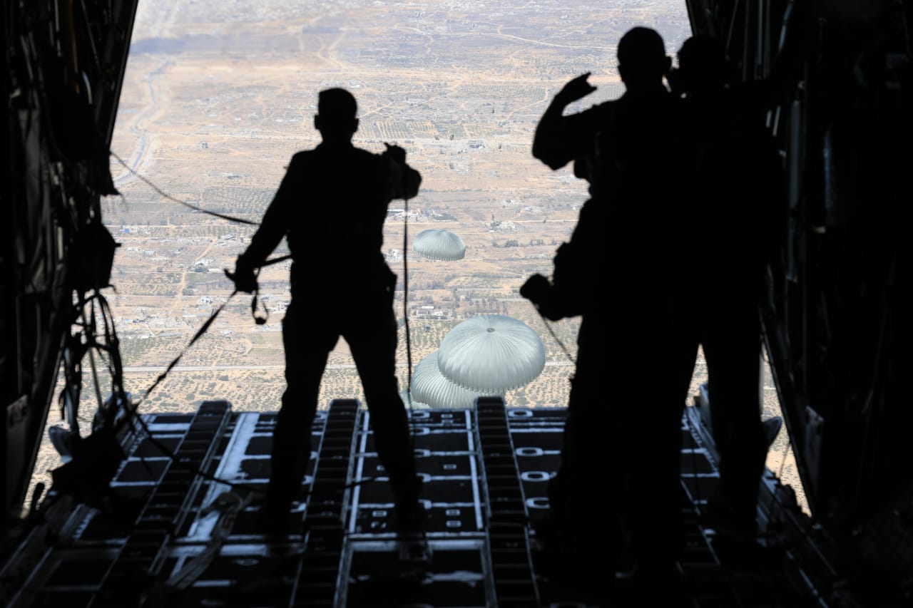 القوات المسلحة الأردنية ونظيرتها الإماراتية تنفذان إنزالين جويين على قطاع غزة