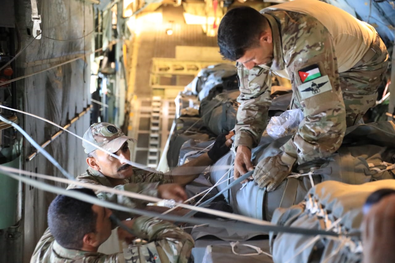 القوات المسلحة الأردنية ونظيرتها الإماراتية تنفذان إنزالين جويين على قطاع غزة