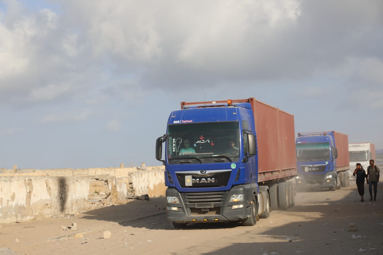 القوات المسلحة تسير قافلة تزويد مساعدات إغاثية للمستشفى الميداني الأردني جنوب غزة 7