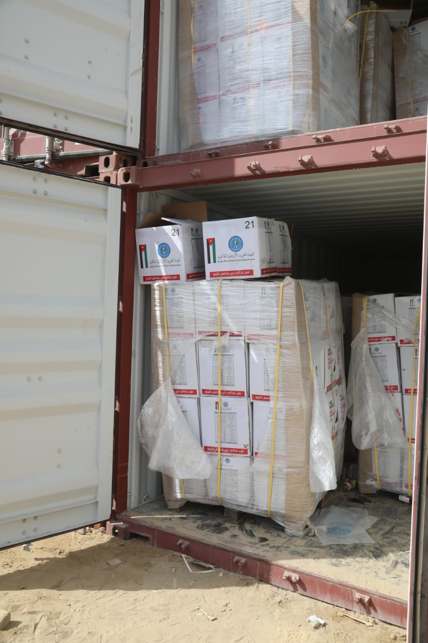 القوات المسلحة تسير قافلة تزويد مساعدات إغاثية للمستشفى الميداني الأردني جنوب غزة 7